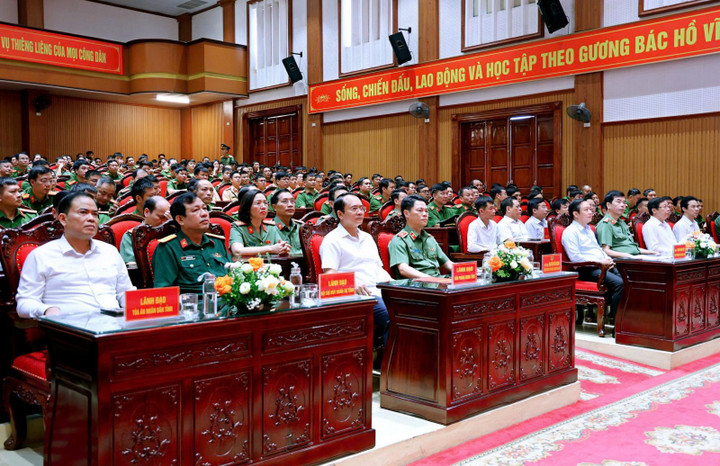 Các lãnh đạo, đại biểu, cán bộ, chiến sĩ dự lễ ra quân tại phường Hoa Lư, tỉnh Ninh Bình