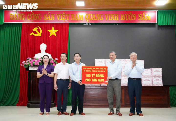 Tổng Bí thư Tô Lâm trao tặng 100 tỷ đồng và 200 tấn gạo của lãnh đạo Đảng, Nhà nước, Chính phủ để TP Huế khắc phục hậu quả bão lũ.