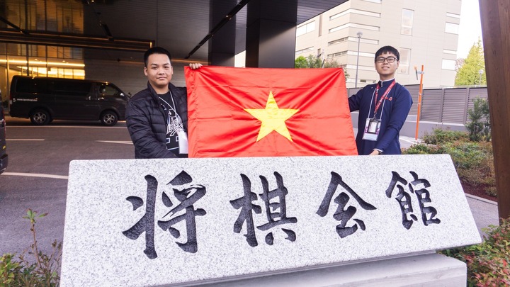 Trung (sağda) Japonya'daki yeni Şogi Meclis Salonu'nda Vietnam bayrağını göndere çekiyor (Fotoğraf: NVCC)