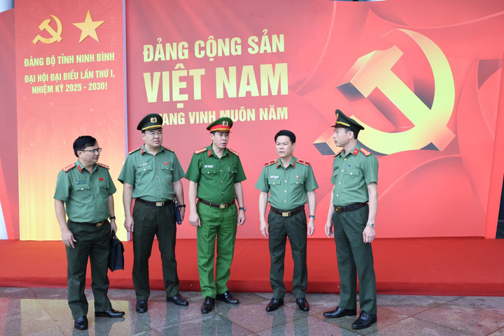 Thiếu tướng Nguyễn Hữu Mạnh, Giám đốc Công an tỉnh Ninh Bình đến kiểm tra công tác bảo đảm an ninh trật tự phục vụ Đại hội đại biểu Đảng bộ tỉnh.