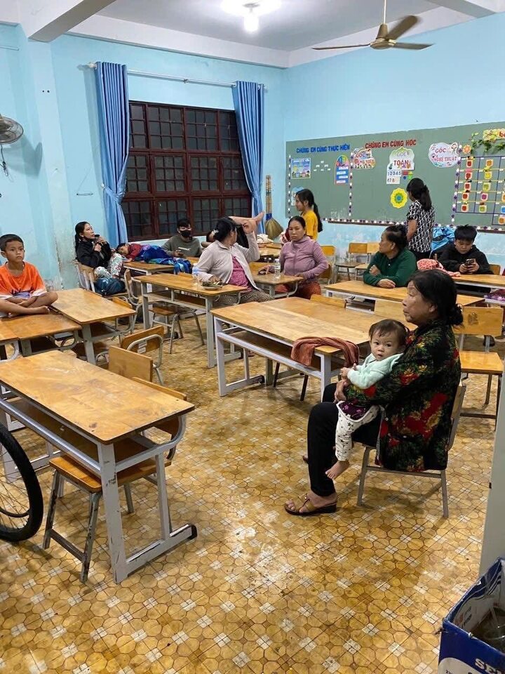 Người dân được lực lượng chức năng di dời đến nơi an toàn trong đêm 1/11. (Ảnh: Người dân cung cấp)