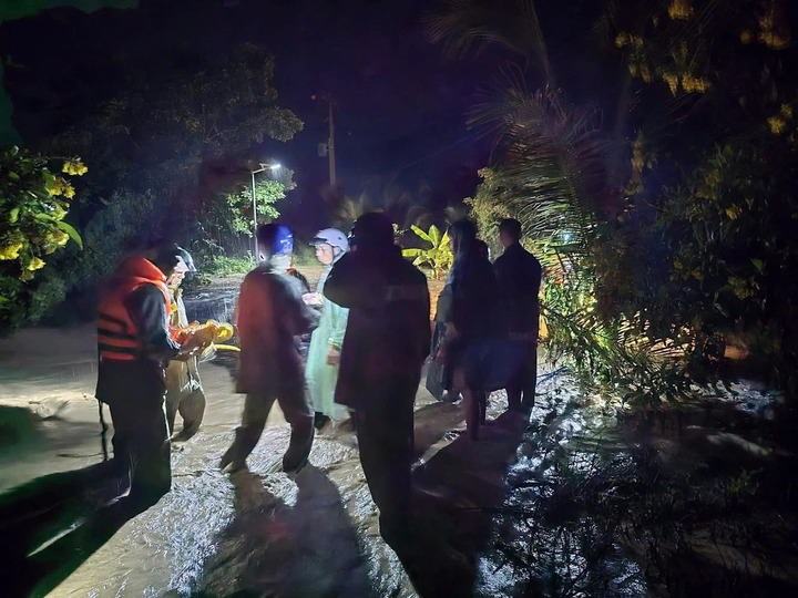 Lực lượng chức năng có mặt giúp đỡ người dân sau khi xảy ra sự cố vỡ hồ chứa nước. Ảnh: A.S