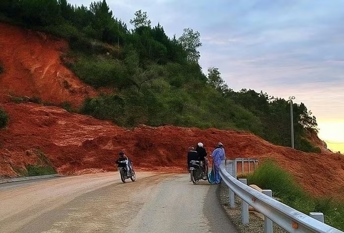 Một lượng đất đá lớn đổ ập xuống quốc lộ 28B trên đèo Đại Ninh khiến giao thông ngưng trệ. (Ảnh: Phan Sơn)