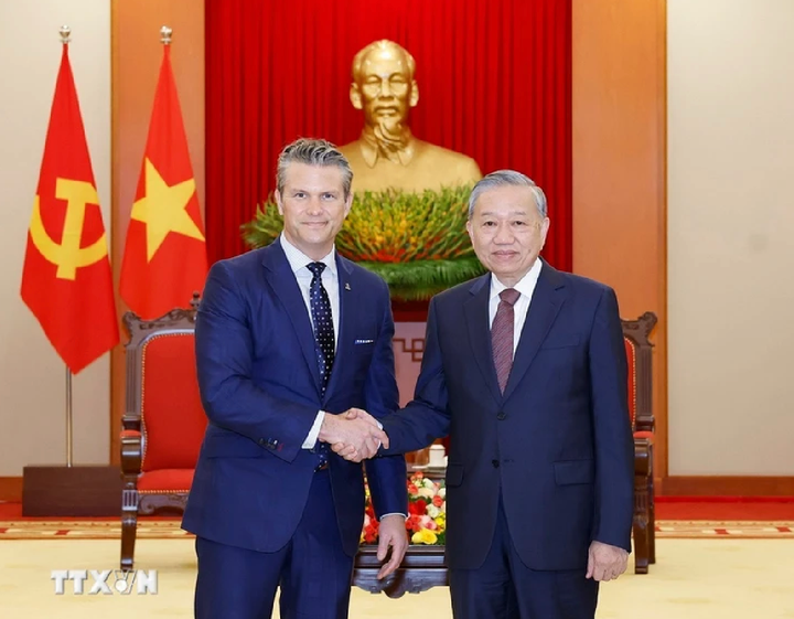 Tổng Bí thư Tô Lâm tiếp Bộ trưởng Bộ Chiến tranh Mỹ Pete Hegseth ngày 2/11. (Ảnh: TTXVN)