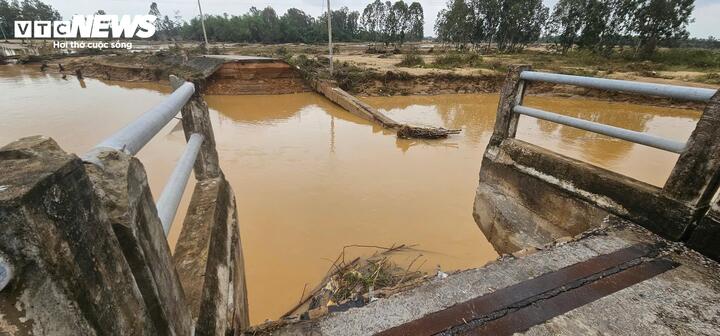 Trong khi đó, tại TP Đà Nẵng, do ảnh hưởng của đợt mưa lũ từ ngày 24 đến 30/10, cầu Duy Phước (cầu Bà Ngân) nằm trên Quốc lộ 14H, nối xã Nam Phước với phường Hội An và phường Điện Bàn Đông, bị cuốn trôi mố cầu, làm sập một nhịp cầu.