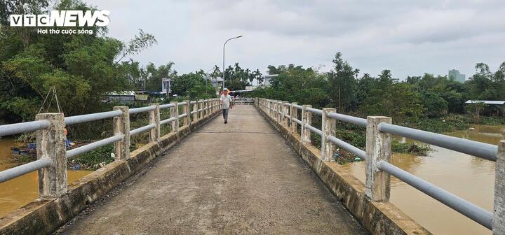 Được biết, cầu Bà Ngân có chiều dài hơn 200m, rộng chỉ khoảng 3,5m, được xây dựng đã lâu, không đáp ứng nhu cầu lưu thông hiện nay, đặc biệt đối với xe ô tô và xe tải. Thời gian qua, tình trạng xuống cấp, mặt cầu hẹp khiến giao thông qua khu vực thường xuyên ùn tắc khi mỗi ngày có hàng ngàn phương tiện qua lại.