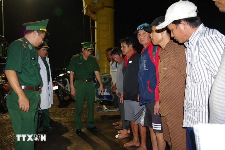 11 thuyền viên hai tàu cá TG 90738 TS và BV 92437 TS lên bờ tại cảng Hải đội Biên phòng 2. (Ảnh: Huỳnh Sơn/TTXVN)