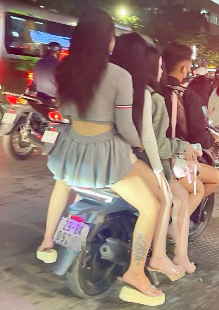 Tài xế H. chở theo 4 cô gái không đội mũ bảo hiểm tối 30/10. (Ảnh: Cục Cảnh sát giao thông)