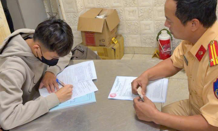 Tài xế H. tại cơ quan công an. (Ảnh: Cục Cảnh sát giao thông)