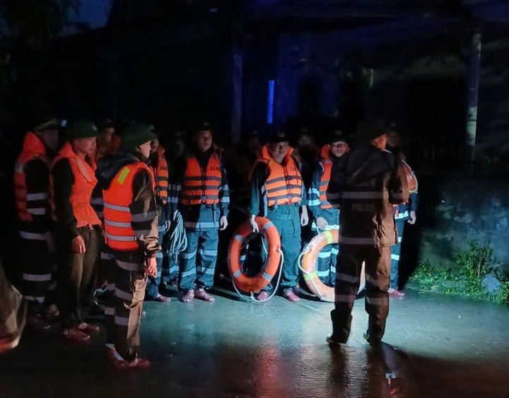 Công an xã Quảng Trạch cùng các lực lượng triển khai tìm kiếm cháu nhỏ bị nước cuốn trôi.