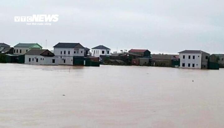 Nhiều sông ở miền Trung lũ đang lên, ngập lụt còn kéo dài. (Ảnh: Cẩm Sơn)