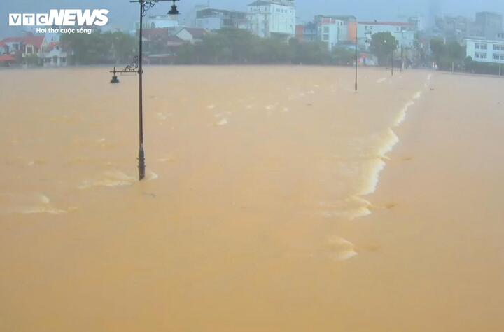 Nước sông Hương dâng cao trở lại, nhấn chìm Đập Đa nối đường Lê Lợi - Nguyễn Sinh Cung (TP Huế)