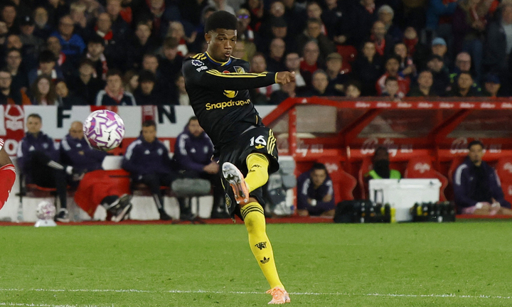 Cú sút của Amad Diallo giúp Man Utd thoát thua. (Ảnh: Reuters)