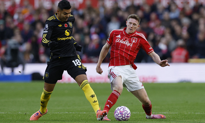 Man Utd hưởng lợi trong tình huống ghi bàn nhờ sai lầm của trọng tài.