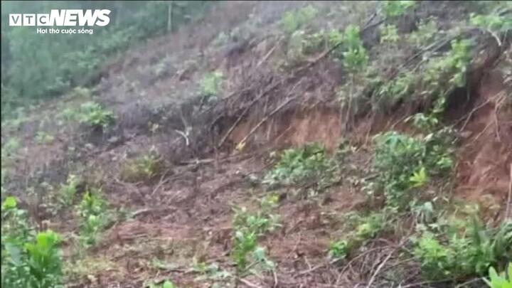 Ngọn đồi ở xã Long Quảng (TP Huế) nứt toác rộng hơn 1 mét, chính quyền khẩn cấp di dời khẩn cấp 21 người dân.