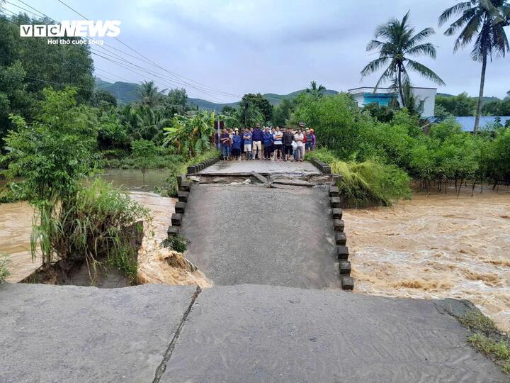 Cầu Cây Sung đổ sập khiến 250 hộ dân bị cô lập.