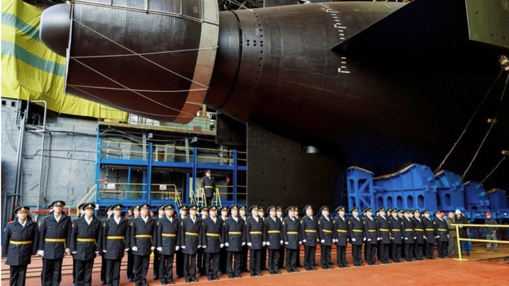 Nga tổ chức lễ ra mắt tàu ngầm hạt nhân mới mang tên “Khabarovsk”, ngày 1/11/2025. (Ảnh: TVzvezda)