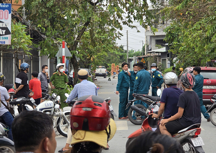 Cơ quan chức năng phong tỏa một đoạn đường Nguyễn Thị Đẹt để điều tra hiện trường vào sáng 1/11. (Ảnh: L.A)