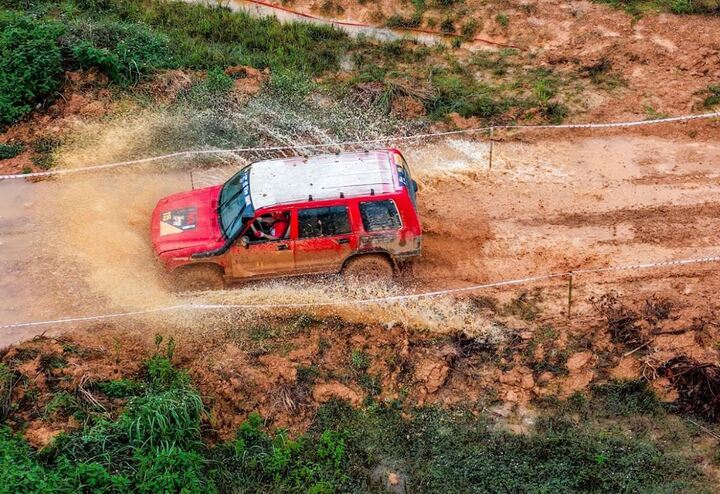 Sự kịch tính khi tay đua vượt qua thử thách và giới hạn.