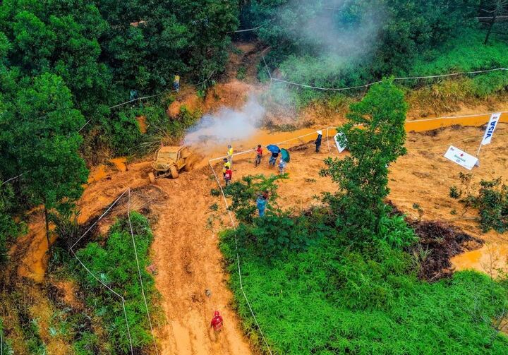 Những cột khói là điều thường thấy khi xe bị đẩy tới giới hạn vận hành, vượt qua những thử thách "khó nhằn".