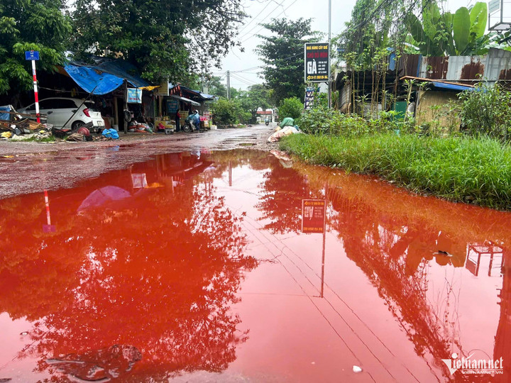 Chất lỏng phủ kín mặt đường, tràn ra hai bên.