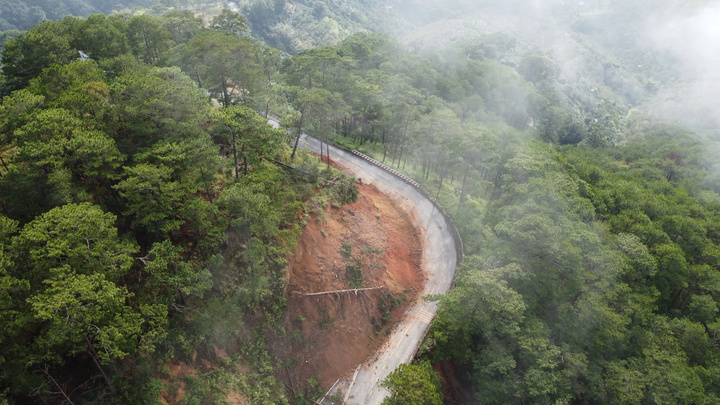 Sạt lở đất đèo nghiêm trọng trên quốc lộ 20 đoạn Km262+400 – Km262+530 (khu vực cầu treo đèo D’Ran, phường Xuân Trường - Đà Lạt). Ảnh: T.L