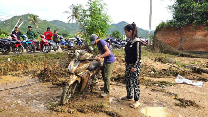 Xe máy bị nước, bùn đất vùi lấp.