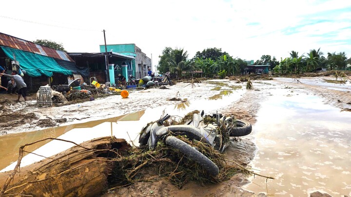 Nhiều đồ đạc, tài sản người dân bị nước, bùn đất vùi lấp, cuốn trôi.