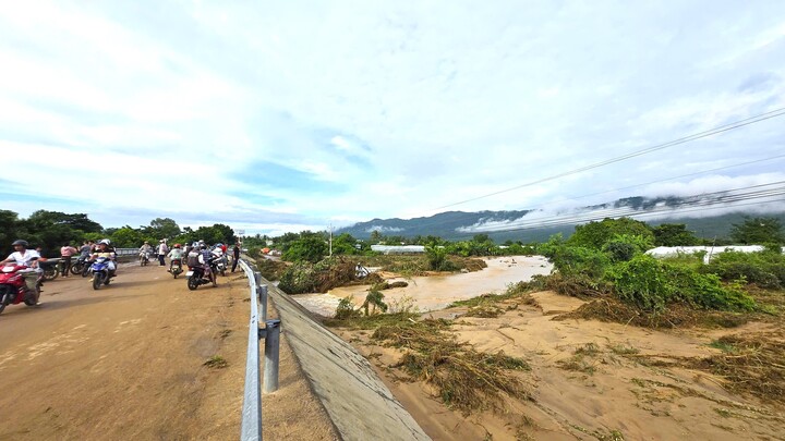 Khung cảnh tan hoang ở xã Tuy Phong sau vỡ hồ chứa nước.