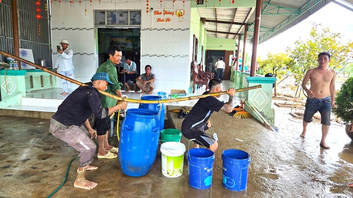 Người dân lấy nước sạch để rửa dọn nhà cửa.