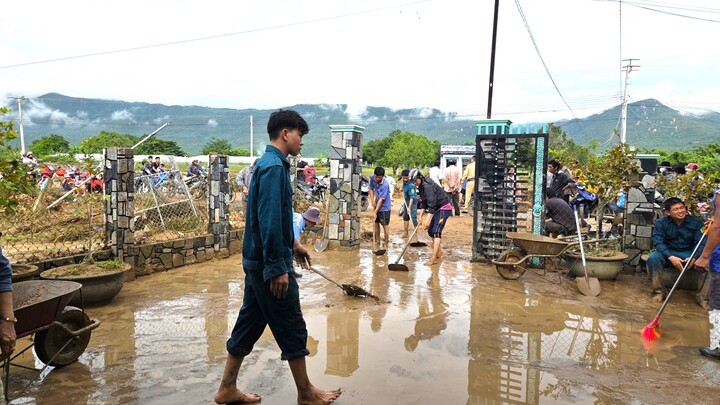 Người dân vất vả dọn dẹp nhà cửa từ sáng sớm cho đến trưa vẫn chưa xong.