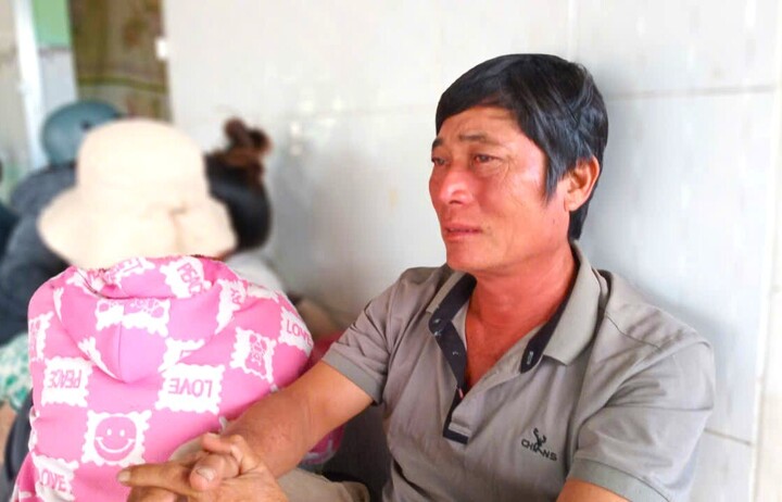 Ông Kha thẫn thờ khi nhớ lại giây phút cuối con gái rời xa mình mãi mãi.