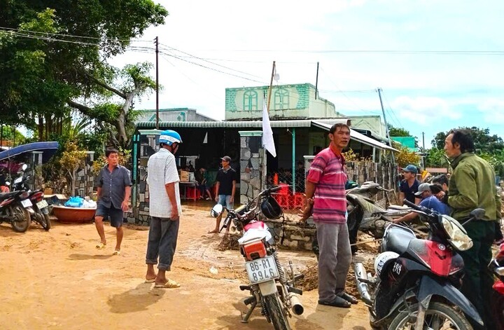 Bà con hàng xóm đến thăm, động viên gia đình ông Kha.