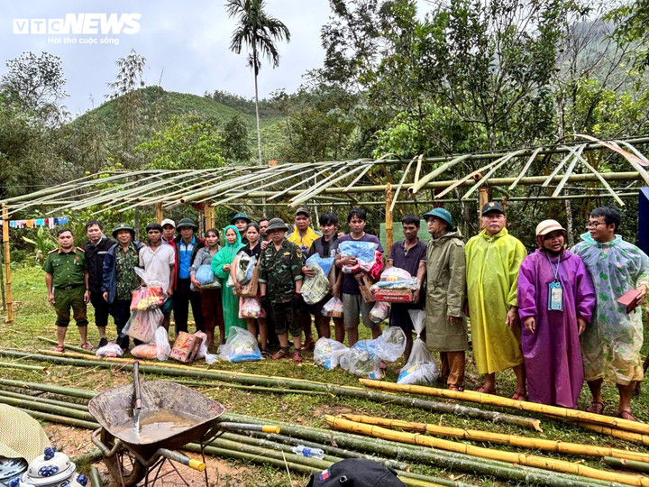 Ngày 3/11, các lực lượng của xã đã tiếp cận được khu dân cư ở thôn Atếêp sau nhiều ngày bị cô lập. Công tác dựng nhà tạm cũng đang được triển khai khẩn trương.
