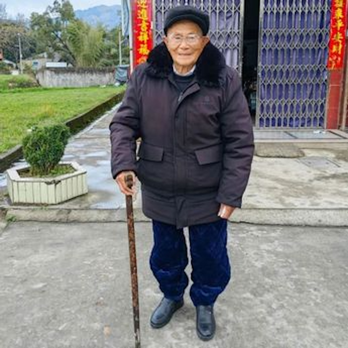 Ngoài đồ ngọt, rượu cũng là một “người bạn” không thể thiếu trong cuộc sống của cụ.