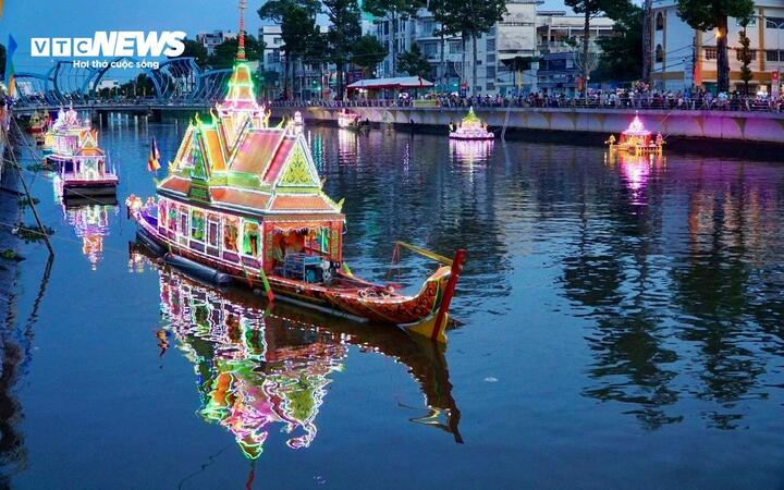 Nghi thức Thả đèn nước và Ghe Cà Hâu.