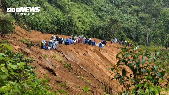 Chủ tịch xã A vương đề nghị lãnh đạo TP chỉ đạo sớm thông tuyến đường Hồ Chí Minh từ Đông Giang đi xã này và đường 606 từ Avương đi xã Tây Giang, Hùng Sơn.