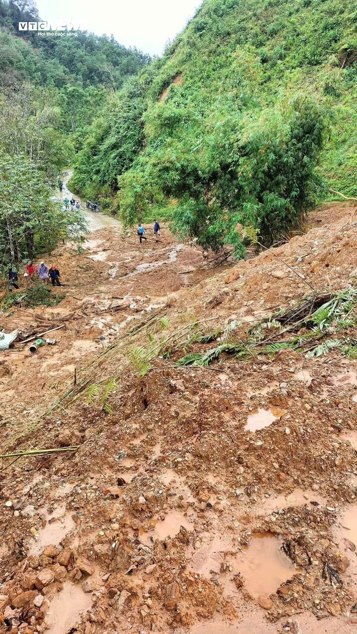 Sạt lở do mưa lớn vùi lấp gần hết 1 khu dân cư ở miền núi Đà Nẵng - 6