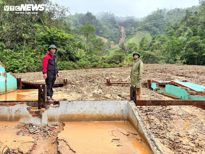 Ông Briu Quân, Chủ tịch UBND xã Avương (TP Đà Nẵng) so sánh hiện trường vụ sạt lở “không khác gì trận sạt lở ở làng Nủ, Lào Cai trước đây”.