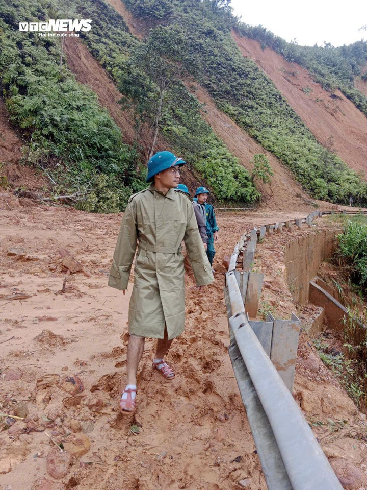 Sạt lở do mưa lớn vùi lấp gần hết 1 khu dân cư ở miền núi Đà Nẵng - 7