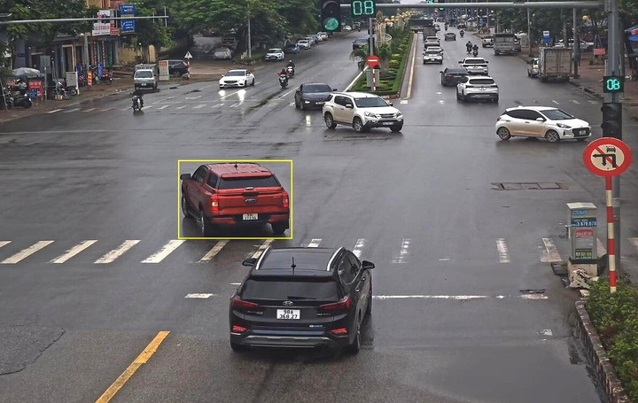 Ô tô rẽ trái tại nơi có biển cấm rẽ trái. (Ảnh: Công an Bắc Ninh).