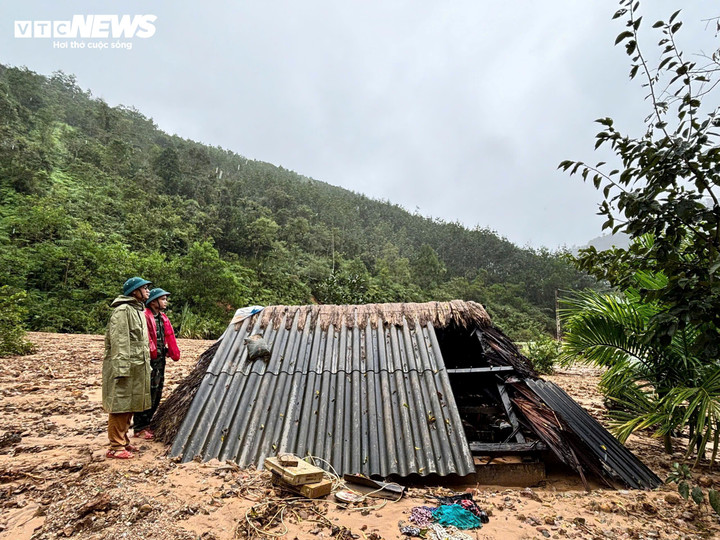 Khu dân cư xảy ra sạt lở tại thôn Atếêp có khoảng 10 hộ, với khoảng 40 người. Nhà cửa, trường học và các công trình bị bùn đất trượt từ trên núi xuống vùi lấp.