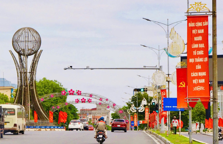 Băng rôn, khẩu hiệu chào mừng Đại hội tại các tuyến phố chính.