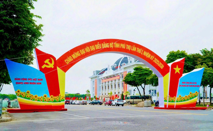 Những ngày này, khắp các tuyến phố, trụ sở cơ quan, đơn vị trên địa bàn rực rỡ sắc đỏ của cờ Đảng, cờ Tổ quốc; băng rôn, khẩu hiệu và pano áp phích hướng về Đại hội.