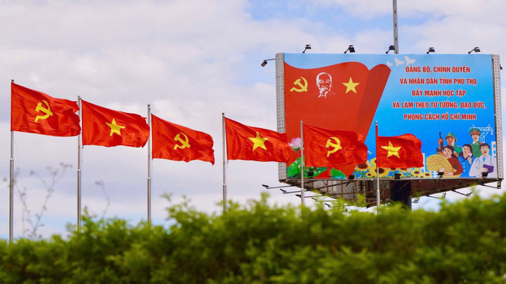 Hệ thống cờ, phướn, áp phích tuyên truyền về Đại hội.