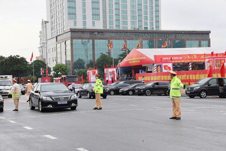 Lực lượng Cảnh sát giao thông túc trực phân luồng, hướng dẫn xe của các đoàn đại biểu tham dự Đại hội.