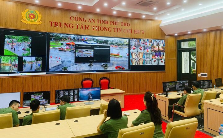 Trung tâm thông tin chỉ huy Công an tỉnh Phú Thọ vận hành, khai thác hệ thống camera giám sát 24/24h, chủ động phát hiện các vụ việc phức tạp về an ninh trật tự, các hành vi vi phạm pháp luật, đồng thời phối hợp với các đơn vị nghiệp vụ phân luồng giao thông tại các tuyến đường trọng yếu, phục vụ hiệu quả công tác đón dẫn đoàn các lãnh đạo Đảng, Nhà nước và đại biểu về dự Đại hội Đảng bộ tỉnh.