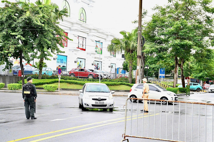 Lực lượng Cảnh sát giao thông tổ chức hướng dẫn, phân luồng, bảo đảm giao thông thông suốt trên các tuyến đường trọng điểm.