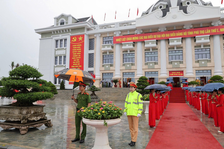 Nhằm góp phần vào thành công chung của Đại hội, Công an tỉnh Phú Thọ triển khai đồng bộ, toàn diện các phương án, kế hoạch, huy động tối đa lực lượng, phương tiện, bảo đảm tuyệt đối an ninh, an toàn trước, trong và sau thời gian diễn ra Đại hội.