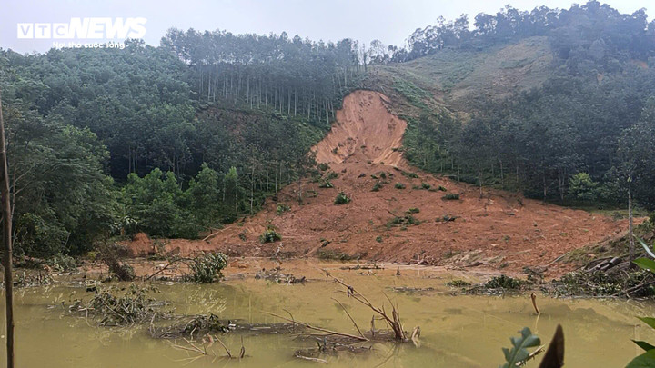 Do mưa lớn kéo dài, khu dân cư ở thôn Atếêp, xã Avương, TP Đà Nẵng bị sạt lở vùi lấp, cô lập nhiều ngày.
